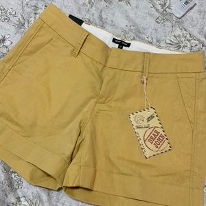 Dear John Shorts a pleasant yellow, the pictures make brighter slightly.